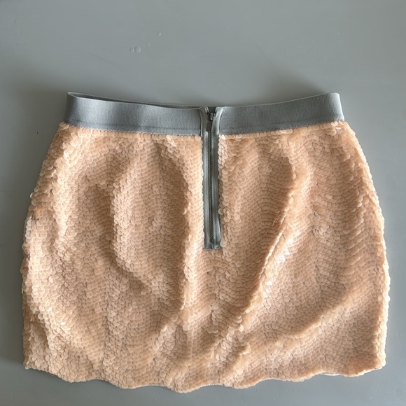 Peach sequin mini skirt - Picture 4 of 6
